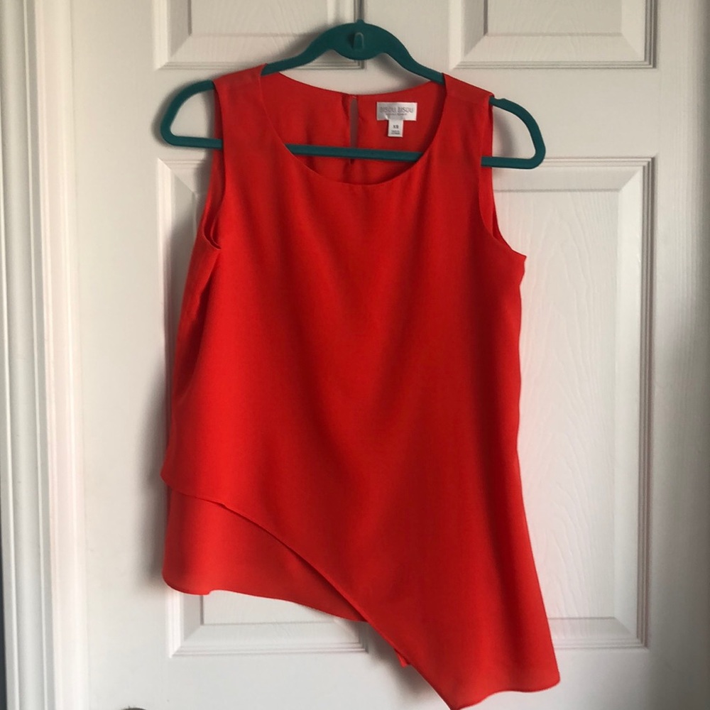 Tank with asymmetrical hem